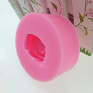 Primo piano sul dettaglio dello stampo in silicone rosa per dolci, fondente e cioccolato.