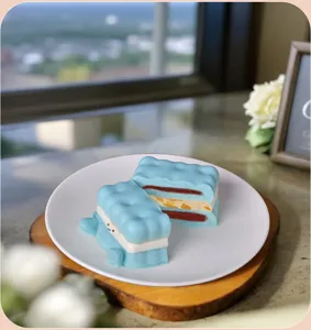 Vista dettagliata di una deliziosa torta mousse a forma di biscotto blu sul piatto
