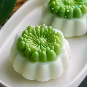Grün-weiße blumenförmige Gebäck Snack Form fertiges Dessert Produkt Detailfoto Ansicht