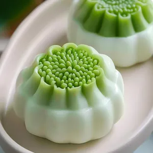 Exquisites Lotusblumen Mungobohnenkuchen Detail mit filigranen Blütenblättern und Samen.