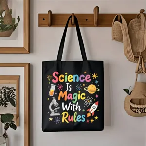 Detailansicht der schwarzen Stofftasche mit buntem Wissenschaftsmotiv und vielen süßen Grafiken.