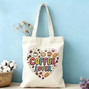 Gros plan détaillé du sac cabas en toile esthétique avec motif de cœur d'amateur de café.