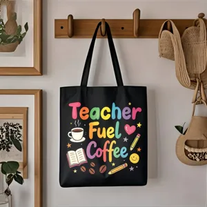 Detailansicht der schwarzen Segeltuchtasche mit buntem Lehrer Kaffeemotiv für die Schule.