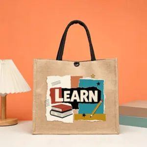 Vista dettagliata della borsa in iuta a tema educativo con stampa LEARN e manici neri.