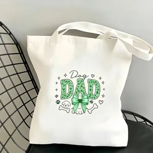 Vue détaillée d'un sac cabas en toile blanche avec imprimé léopard vert et motif animal.