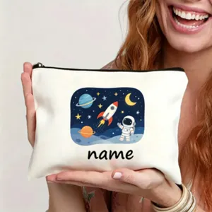 Personalisierte Astronauten Leinwand Federmäppchen Detailansicht mit Namen und Weltraum Design.