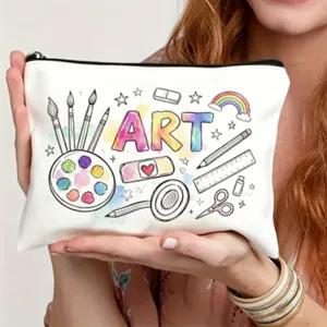 Nahaufnahme der Make-up-Tasche aus Leinen mit buntem Aquarell-Kunstbedarf und Lettering-Druck.