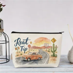 Amerikanische Vintage Roadtrip Kosmetiktasche mit süßem Wüsten Aquarell und cooler Schrift.