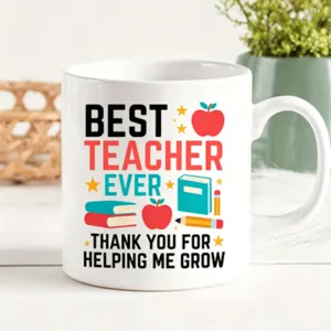 Tazza da caffè da insegnante in ceramica bianca con stampa di libri e citazioni motivazionali.
