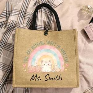 Detailansicht der Jute-Tragetasche mit süßem Katzen- und Regenbogen-Print und Henkel.