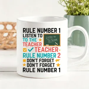 Tazza da caffè in ceramica con citazioni motivazionali per insegnanti e tipografia colorata.