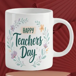 Tazza da caffè in ceramica bianca con bel motivo floreale per la festa dei docenti, dettaglio.