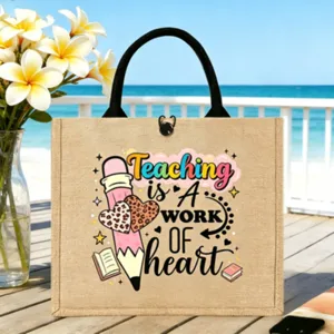 Jute Tragetasche Detailansicht mit gedrucktem Spruchdesign und naturfarbenem Leinenstoff.