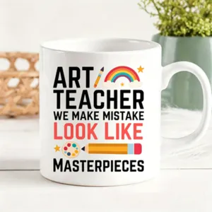 Tazza da caffè in ceramica bianca con citazioni da insegnante d'arte e illustrazioni.