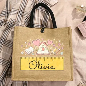 Personalisierte Jute-Tragetasche mit süßem Schul-Briefpapier-Druck und individuellem Namen.