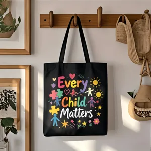 Große schwarze Canvas-Tragetasche mit bunten Lehrer-Buchstaben, ideal für den Alltag.