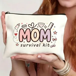Primo piano della pochette con zip in tela con un simpatico disegno di kit di sopravvivenza.