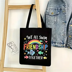 Vista detallada del bolso tote de lona negra con estampado de arcoíris y peces coloridos.