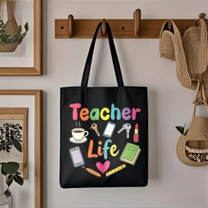 Schwarze Canvas Tragetasche mit buntem Teacher Life Druck und niedlichen Schulgrafiken.