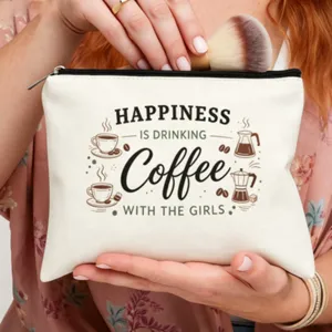 Detalle de un neceser de lona con un bonito estampado de café y cierre de cremallera.