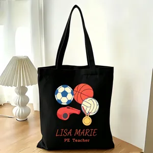 Nahaufnahme der schwarzen Canvas-Tragetasche mit Sportmotiven und personalisiertem Text.