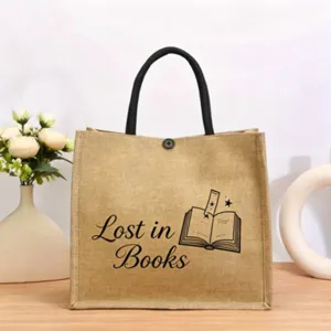 Nahaufnahme der Vintage Jute-Tragetasche mit niedlichem Buch-Grafikdruck und robusten Griffen.