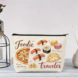 Detailaufnahme der Kosmetiktasche mit Aquarell-Lebensmittelmustern wie Pizza und Sushi.