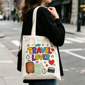 Nahaufnahme der Segeltuchtasche mit Reise-Motiv-Druck und praktischem Schultergurt.