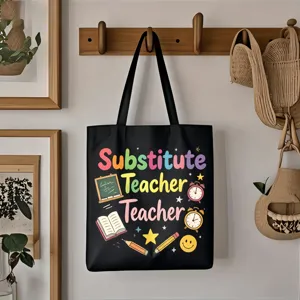 Schwarze Canvas Lehrertasche Detailansicht hängend an Holzhaken im Klassenzimmerstil.
