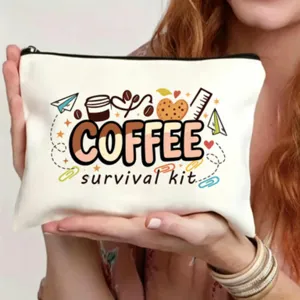 Primo piano dettagliato della custodia in tela bianca con illustrazione di tazza caffe.