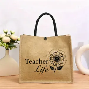 Detailaufnahme der Jute-Tragetasche mit Sonnenblumen Motiv und Lehrer Spruch im retro Stil.