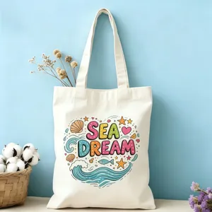 Vue détaillée du sac cabas en toile esthétique arborant une impression marine colorée.