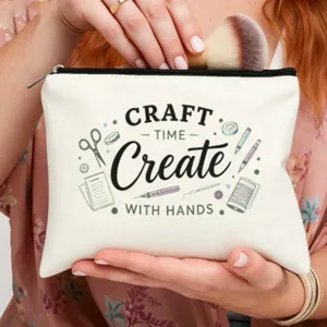 Vista de cerca detallada de un elegante neceser de lona con tipografía artesanal creativa.