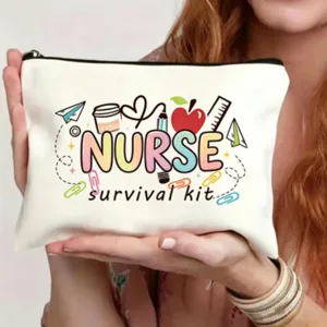Vista dettagliata della pochette in tela bianca con simpatiche icone da infermiera.