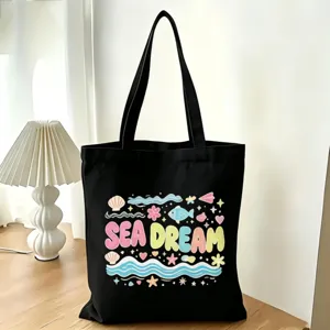 Primo piano dettagliato di una borsa shopper in tela nera con stampa mare e lampada.