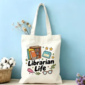 Détail du cabas en toile avec impression de livres mignons et texture beige propre.