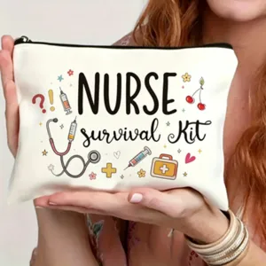 Nahaufnahme der weißen Canvas Kosmetiktasche mit niedlichem medizinischen Motiv Aufdruck.