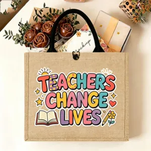 Borsa shopper in juta per insegnanti con stampa educativa colorata e manici neri.