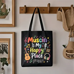 Nahaufnahme des schwarzen Canvas-Tragetaschen-Details mit bunten Musiktexten und Illustrationen.