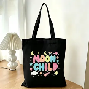 Borsa shopper in tela nera con stampa di simpatici cartoni animati per uso quotidiano.