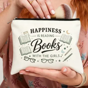 Detalle de bolsa de maquillaje de lona con diseño de estampado gráfico de lectura de libros.