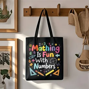 Detailansicht einer schwarzen Segeltuchtasche mit buntem Mathe-Aufdruck an der Wand.