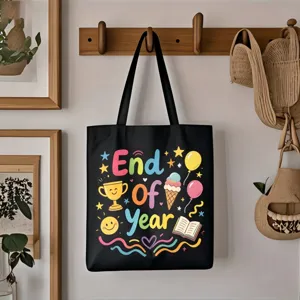 Grosse schwarze Segeltuchtasche mit buntem End of Year Lehrerdruck im Detail.