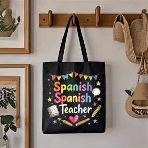 Detailaufnahme der schwarzen Canvas-Tasche mit buntem Spanisch-Lehrer-Print an Holzhaken.