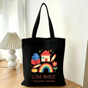 Schwarze Canvas Tragetasche Detail mit buntem Lehrer Druck und Schreibtisch Szene.