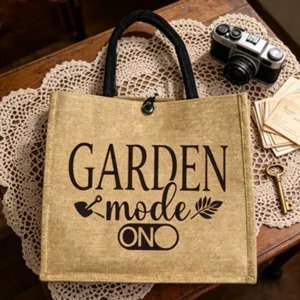 Jutetasche Detailansicht mit robustem Naturmaterial und stilvollem Vintage Garten Druck.