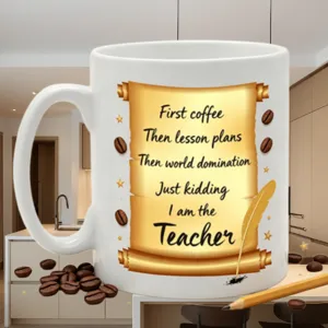 Detailansicht der weißen Keramiktasse mit Vintage-Schriftrolle und Lehrerzitat fürs Büro.