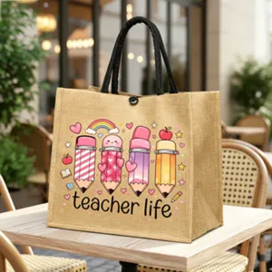 Detailansicht der niedlichen Bleistift Jute Tasche im schönen gemütlichen Café.