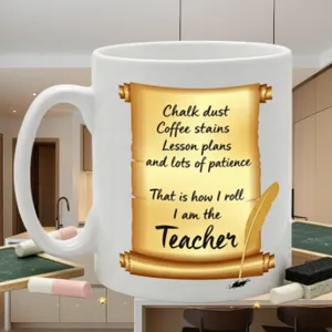 Detailansicht der weißen Keramik-Kaffeetasse mit vintage goldenem Schriftrollen-Lehrer-Design.