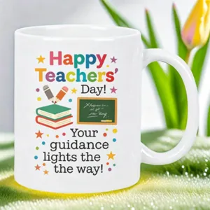 Vista dettagliata di tazza in ceramica bianca con design stampato Happy Teachers Day e grafica.